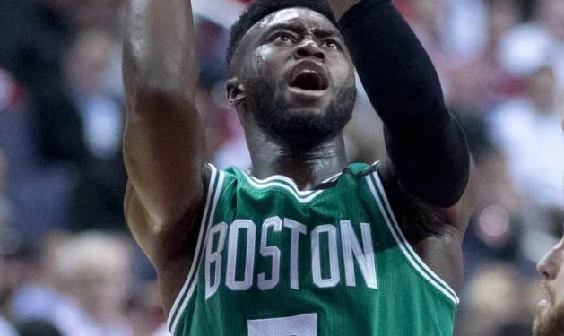 jaylen-brown-iguala-recorde-historico-de-1980,-mas-celtics-tropecam