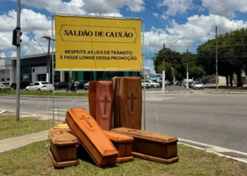 detran-go-usa-“saldao-de-caixoes”-para-alertar-motoristas-no-fim-de-ano