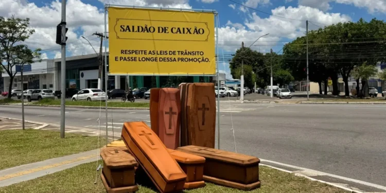 detran-go-usa-“saldao-de-caixoes”-para-alertar-motoristas-no-fim-de-ano