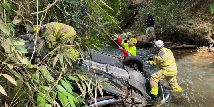 familia-morre-apos-carro-cair-em-ribanceira-na-br-050,-em-goias