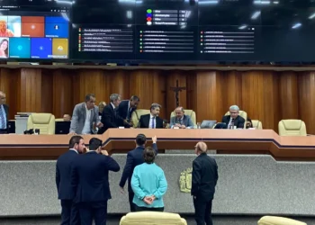 revogacao-da-taxa-do-lixo,-emprestimo-de-r$-132-mi-e-loa-passam-antes-do-recesso