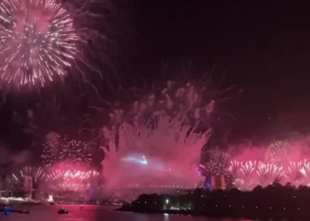 vitimas-de-atentado-em-bondi-sao-homenageadas-em-sydney-antes-do-ano-novo