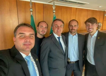 stf-flexibiliza-visitas-e-autoriza-acesso-permanente-dos-filhos-a-bolsonaro