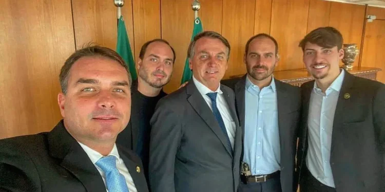 stf-flexibiliza-visitas-e-autoriza-acesso-permanente-dos-filhos-a-bolsonaro