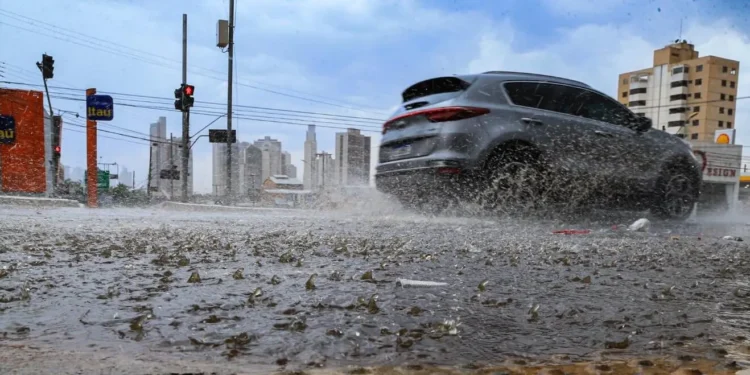 chuvas-alagam-pontos-de-onibus,-rodovias-e-terminais-em-goiania;-veja-videos