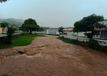cidade-de-goias-entra-em-alerta-laranja-apos-chuvas-intensas-e-cheia-do-rio-vermelho