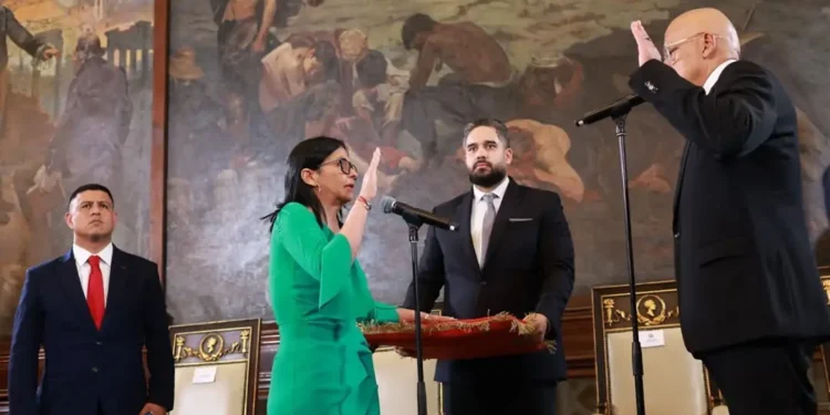 presidente-interina-assume-venezuela-sob-sombra-dos-eua