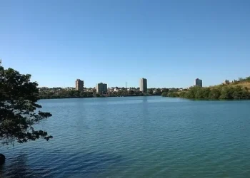 canoa-naufraga-com-seis-pessoas-no-rio-meia-ponte,-em-itumbiara