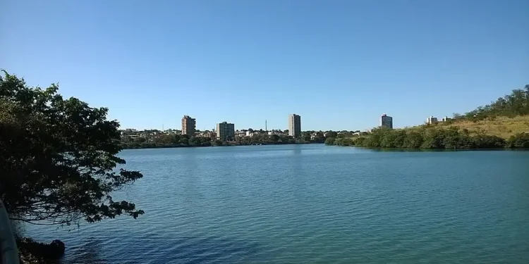 canoa-naufraga-com-seis-pessoas-no-rio-meia-ponte,-em-itumbiara