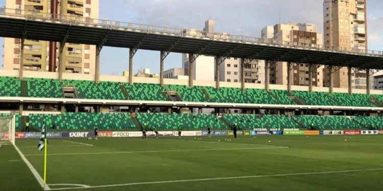 goias-tera-mulheres-e-criancas-na-estreia-em-jogo-de-portoes-fechados