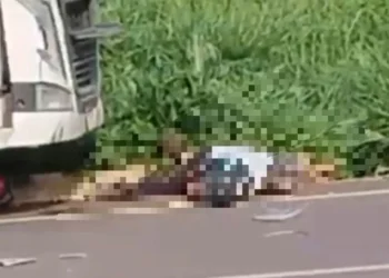 colisao-entre-caminhao-e-motocicleta-deixa-dois-feridos-na-go-020,-em-pires-do-rio