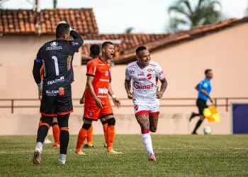 vila-nova-vence-o-abecat-na-estreia-por-2-x-1,-em-jogo-cheio-de-expulsoes