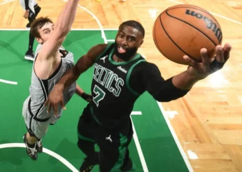 jaylen-brown-e-multado-em-r$-188-mil-apos-criticas-pesadas-a-arbitragem-na-nba