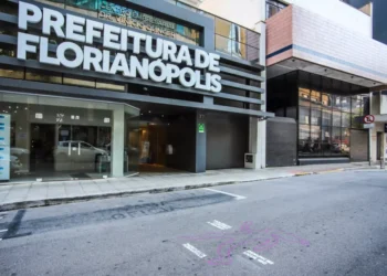florianopolis-abre-concurso-com-546-vagas-e-salarios-de-ate-r$-21,1-mil