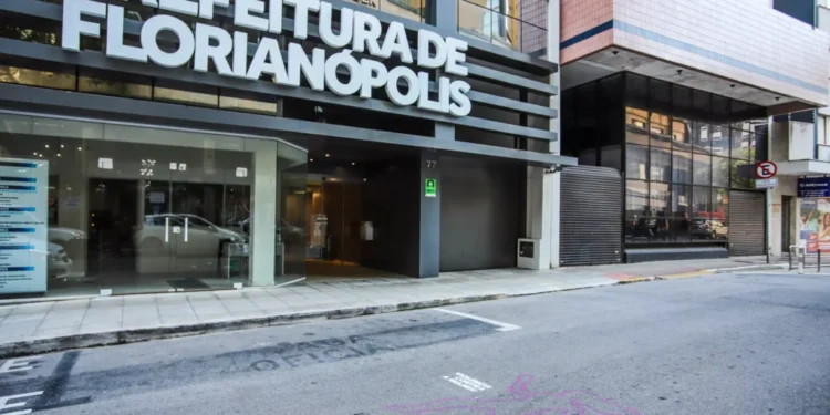 florianopolis-abre-concurso-com-546-vagas-e-salarios-de-ate-r$-21,1-mil