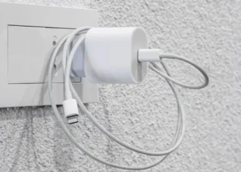 carregador-esquecido-na-tomada-pode-encarecer-na-conta-de-luz-e-gerar-riscos