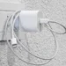 carregador-esquecido-na-tomada-pode-encarecer-na-conta-de-luz-e-gerar-riscos