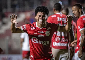 emerson-urso-supera-drama-de-lesao-e-comanda-vitoria-do-vila-nova