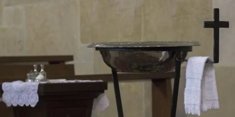 justica-condena-pai-por-batizar-filho-sem-consentimento-da-mae-em-goiania