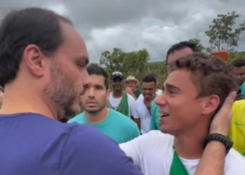 carlos-bolsonaro-adere-a-caminhada-liderada-por-nikolas-ferreira