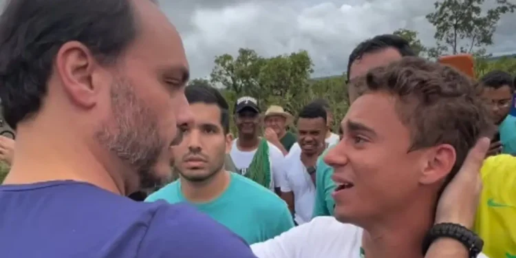 carlos-bolsonaro-adere-a-caminhada-liderada-por-nikolas-ferreira