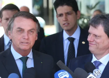 bolsonaro-recebe-tarcisio-e-deve-cobrar-alinhamento-em-defesa-de-flavio