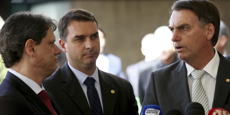ao-nao-visitar-bolsonaro,-tarcisio-desmonta-plano-estrategico-de-flavio