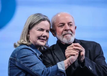 gleisi-hoffmann-entra-na-corrida-pelo-senado