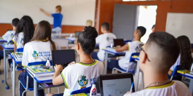 pais-enfrenta-evasao-escolar;-goias-aposta-em-politicas-de-permanencia