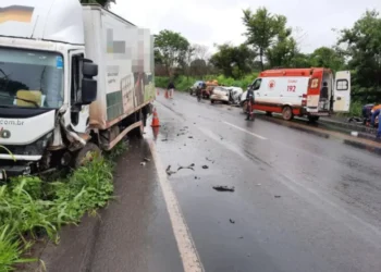 acidente-na-br-020-em-formosa-deixa-casal-ferido-apos-colisao-com-caminhao