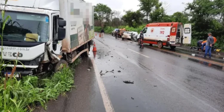 acidente-na-br-020-em-formosa-deixa-casal-ferido-apos-colisao-com-caminhao