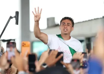 caminhada-liderada-por-nikolas-avanca-e-vira-vitrine-politica-da-oposicao