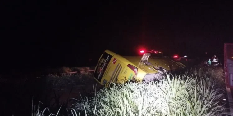 onibus-sai-da-pista-e-capota-na-go-080-em-petrolina-de-goias