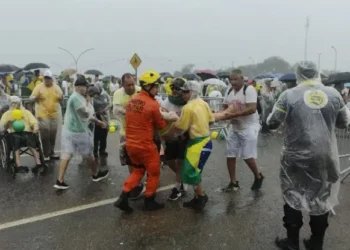 raio-atinge-concentracao-de-manifestantes-em-brasilia-e-deixa-dezenas-de-feridos