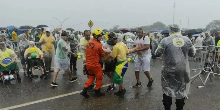 raio-atinge-concentracao-de-manifestantes-em-brasilia-e-deixa-dezenas-de-feridos
