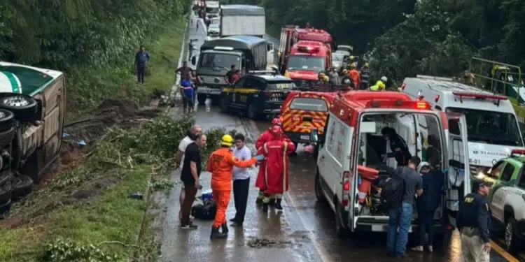 onibus-com-28-passageiros-tomba-apos-sair-da-pista-na-br-153,-em-pirenopolis