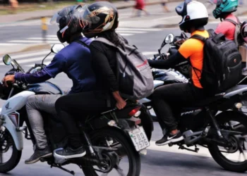 peru-proibe-passageiros-em-motos-e-multa-pode-passar-de-r$-2-mil;-entenda