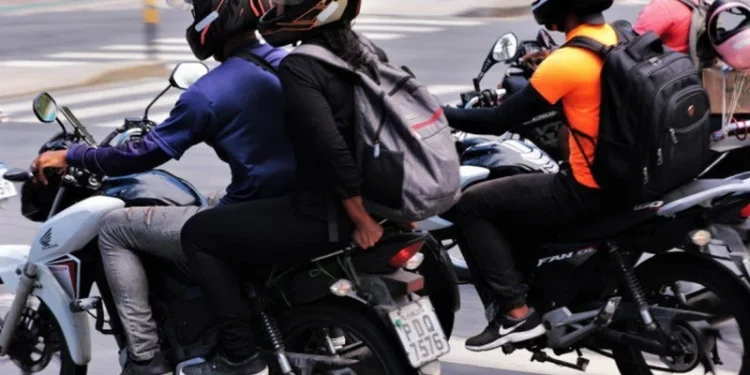 peru-proibe-passageiros-em-motos-e-multa-pode-passar-de-r$-2-mil;-entenda
