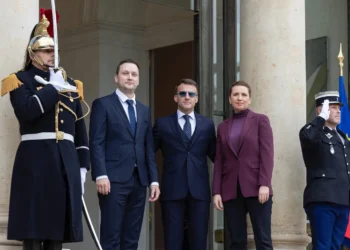 macron-afirma-que-“groenlandia-nao-esta-a-venda,-nem-sera-tomada”