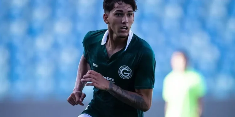 goias-renova-com-volante-lucas-rodrigues-e-fixa-multa-de-r$-100-milhoes