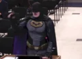 fantasiado-de-batman,-homem-protesta-contra-ice-em-reuniao-municipal-na-california