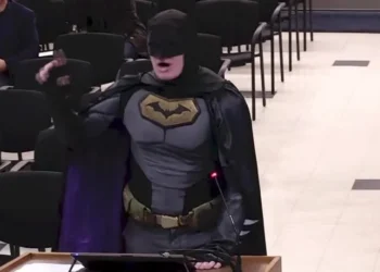 fantasiado-de-batman,-homem-protesta-contra-ice-em-reuniao-municipal-na-california
