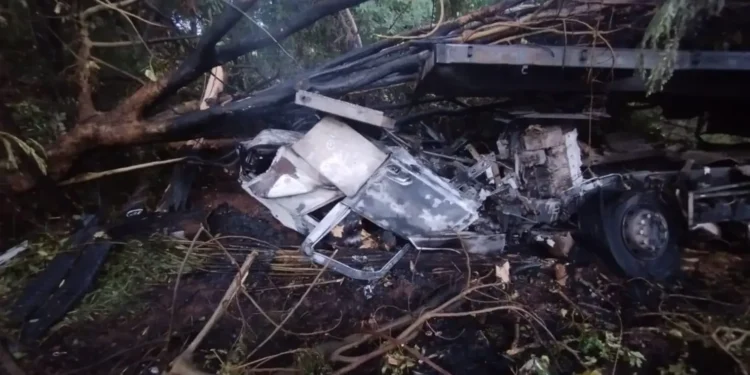 acidente-na-br-153-seguido-de-incendio-em-caminhao-deixa-duas-vitimas-fatais