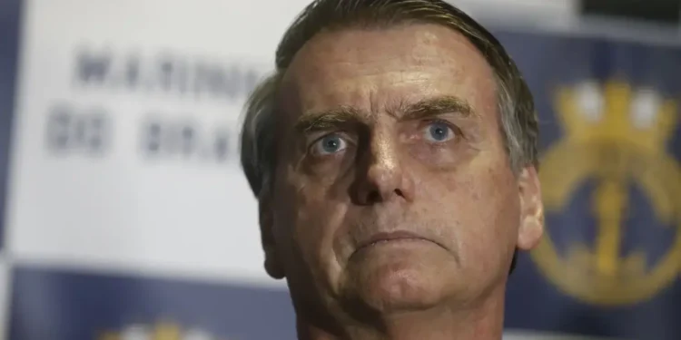 incluido-no-programa-de-remicao-de-pena,-bolsonaro-nao-le-na-papudinha