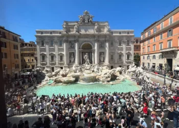 em-roma,-fontana-di-trevi-passa-a-cobrar-taxa-de-2-euros-para-turistas-que-jogam-moeda-em-roma