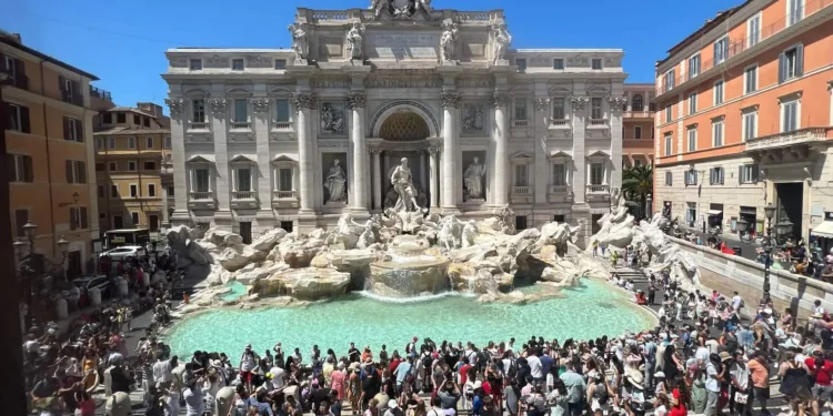 em-roma,-fontana-di-trevi-passa-a-cobrar-taxa-de-2-euros-para-turistas-que-jogam-moeda-em-roma
