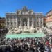 em-roma,-fontana-di-trevi-passa-a-cobrar-taxa-de-2-euros-para-turistas-que-jogam-moeda-em-roma