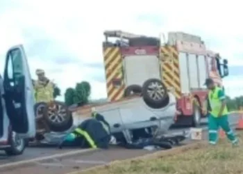 homem-morre-apos-carro-sair-da-pista-e-capotar-na-br-060,-em-rio-verde