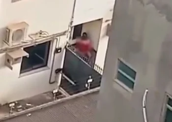 casal-e-flagrado-fazendo-sexo-na-escadaria-de-forum-do-es;-veja-video