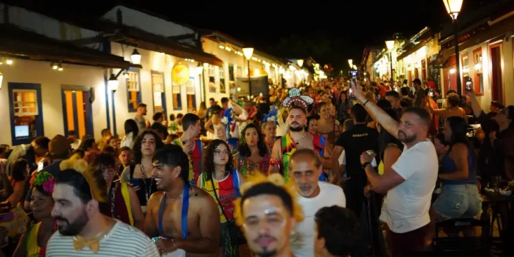 carnaval-cultural-de-pirenopolis-comeca-com-ruas-lotadas-e-valorizacao-das-tradicoes